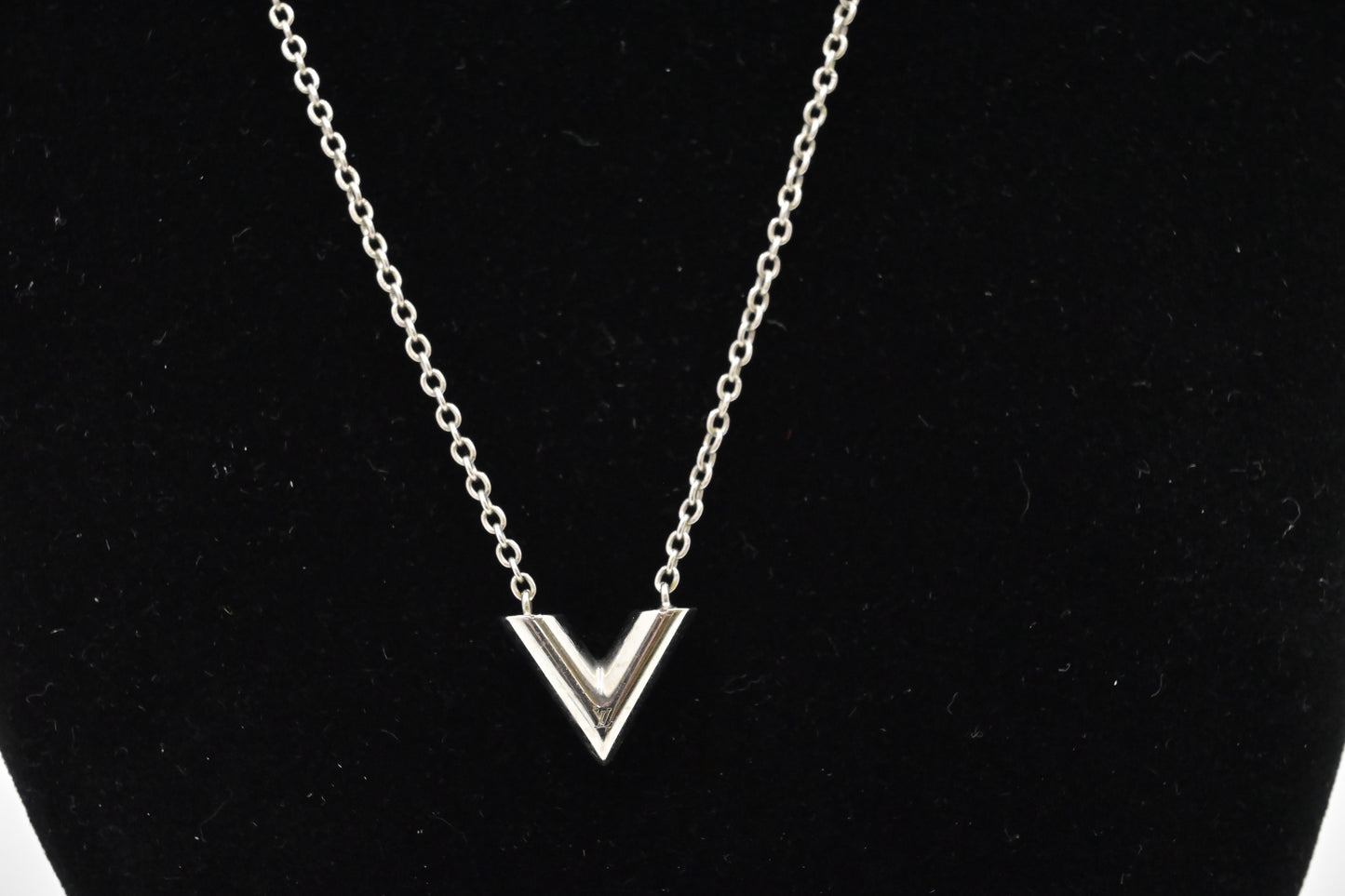 Louis Vuitton Essential V Supple Necklace