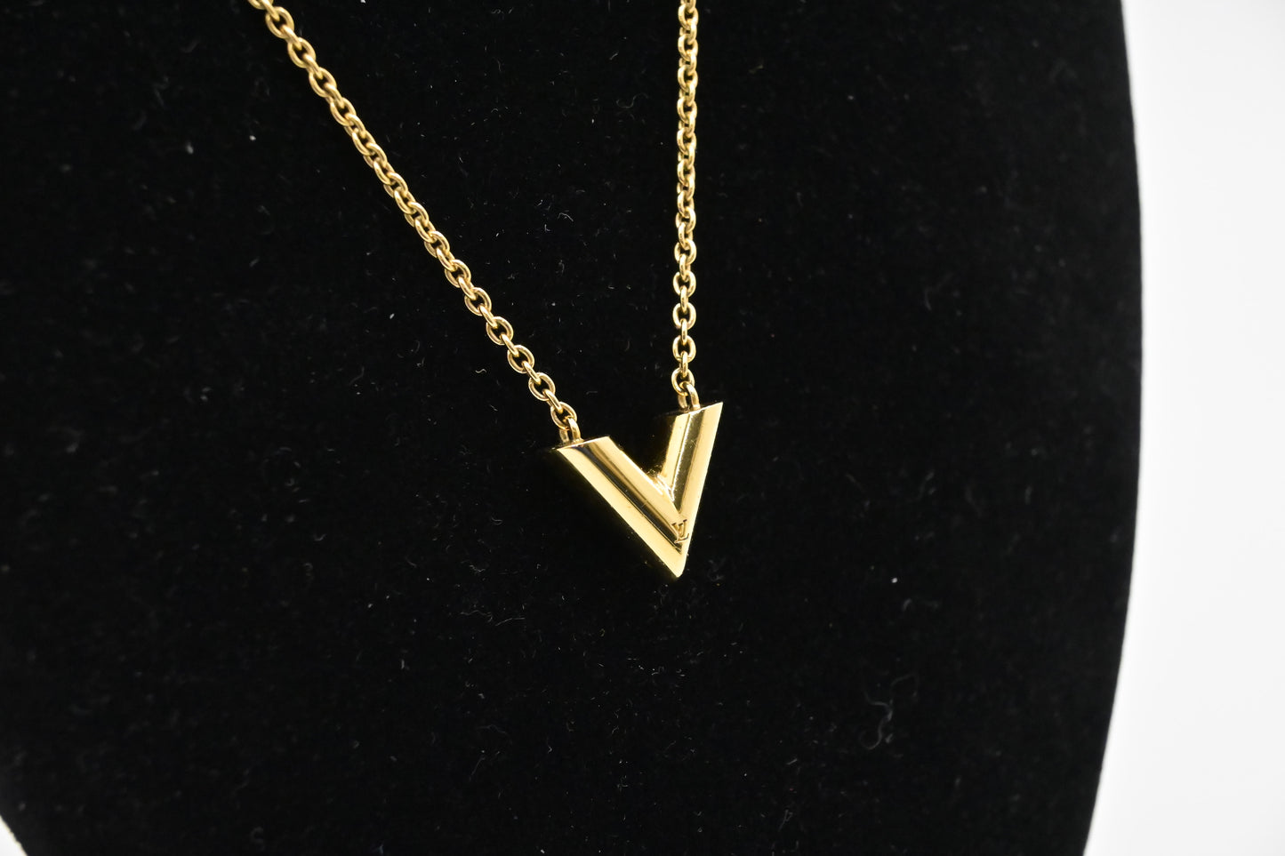 Louis Vuitton Essential V Supple Necklace