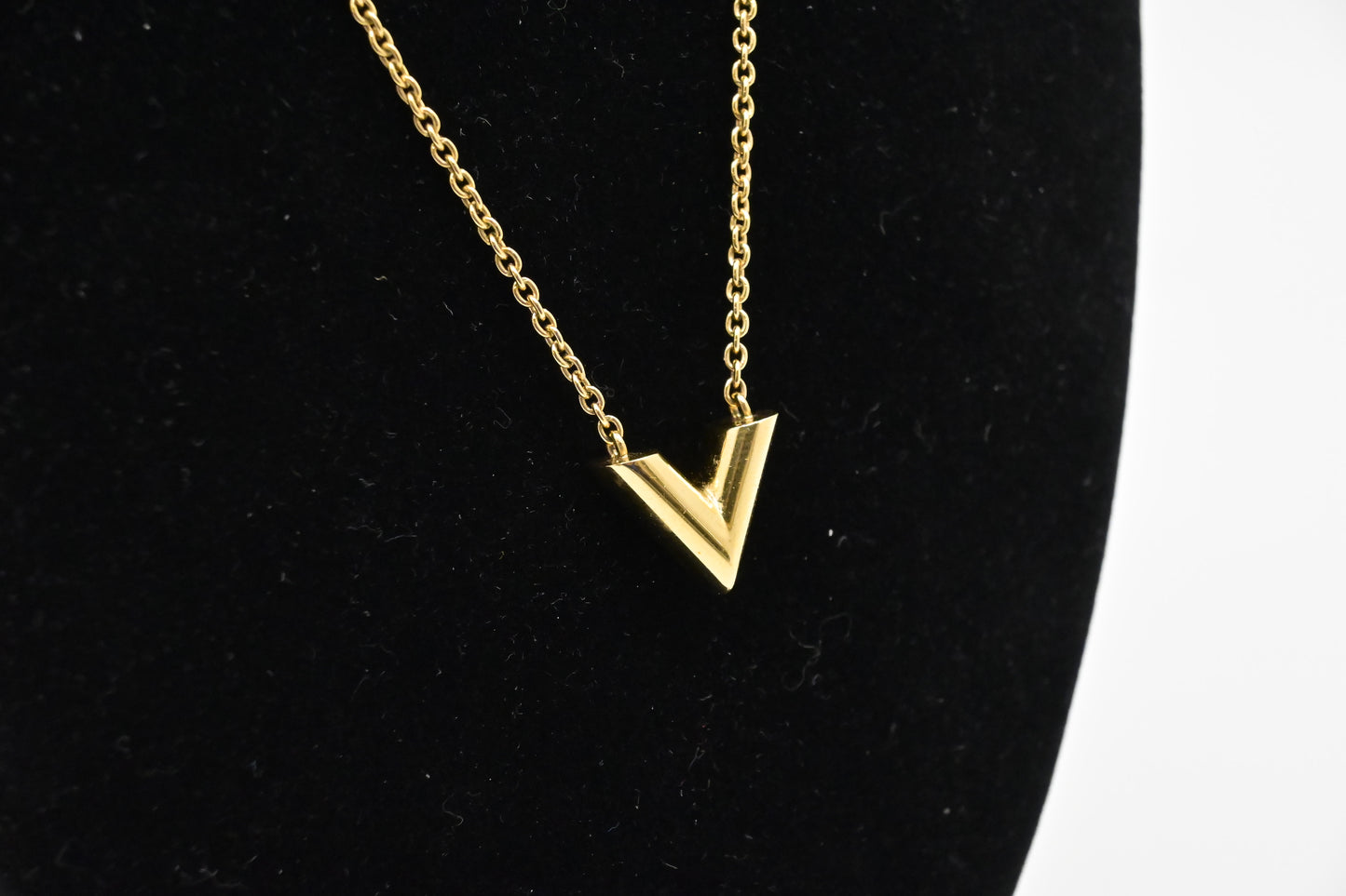 Louis Vuitton Essential V Supple Necklace