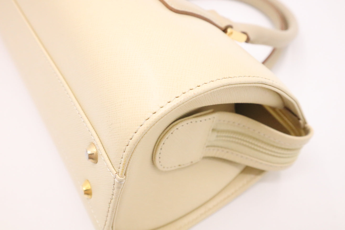 Burberry Burberry Round Handbag in Cream Leather