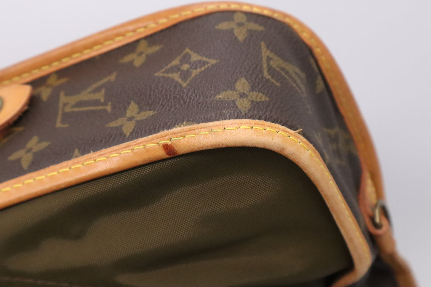 Louis Vuitton Portable Bandouliere in Monogram Canvas