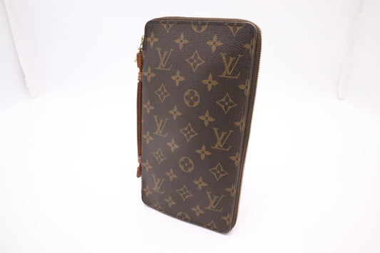 Louis Vuitton Travel Case in Monogram Canvas