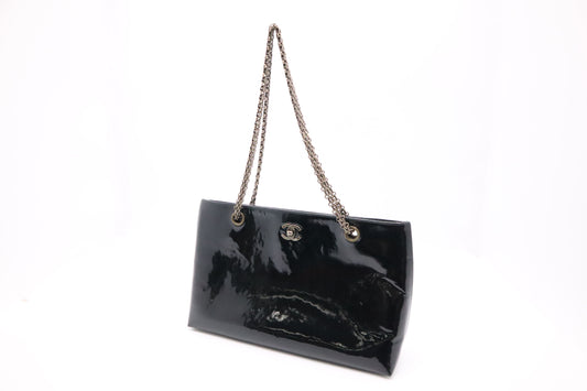 Chanel Shoulder Bag in Black Patent Leather