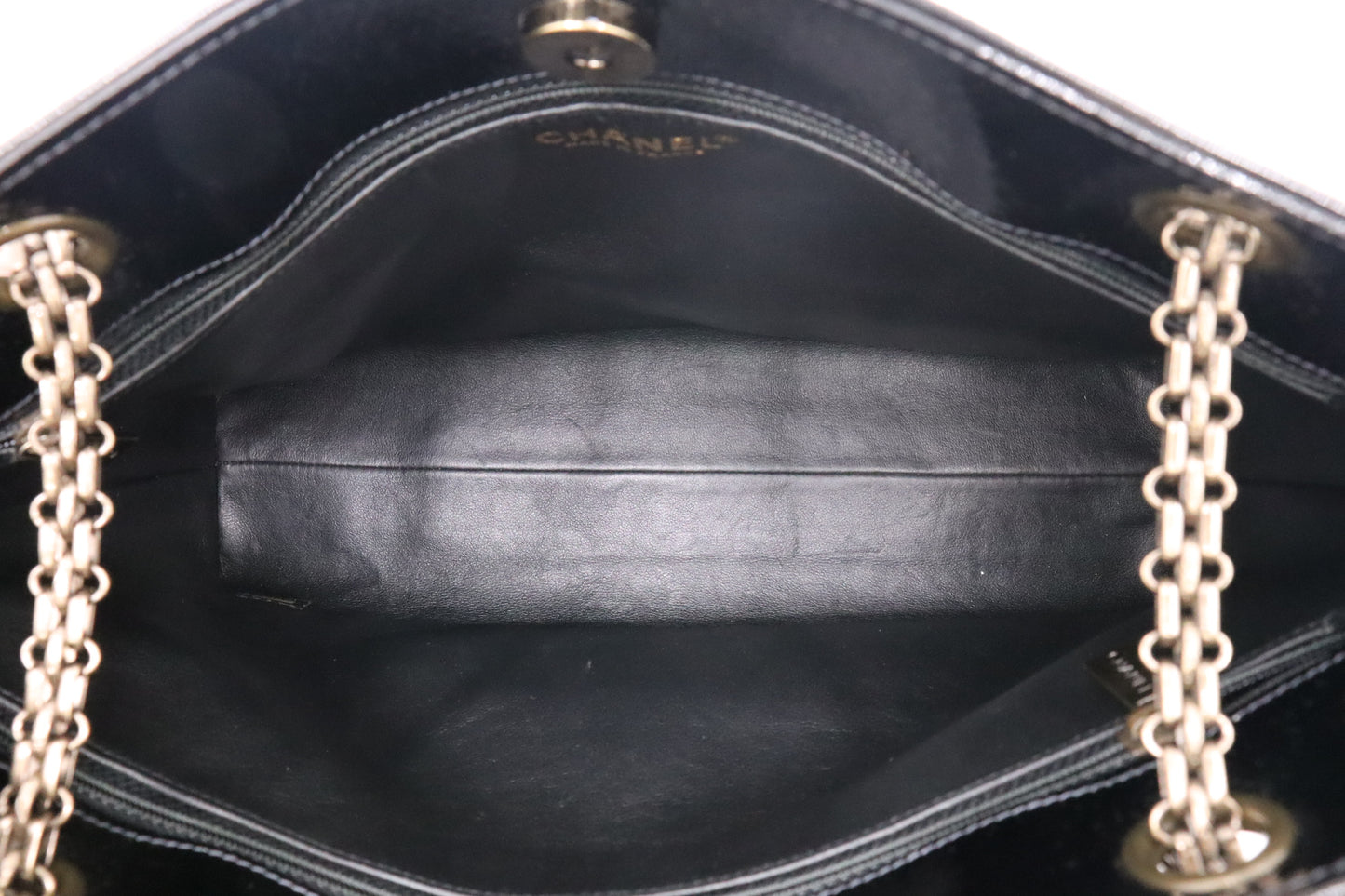 Chanel Shoulder Bag in Black Patent Leather